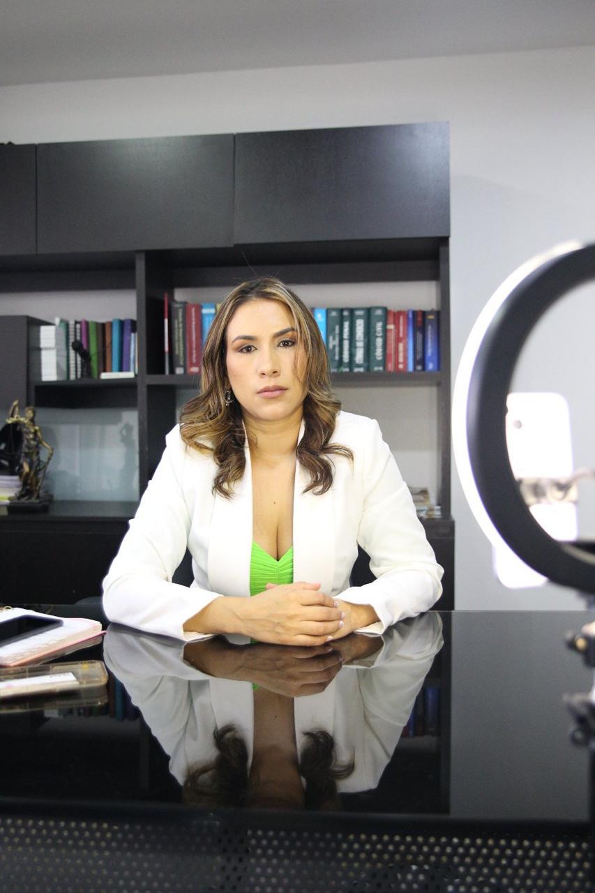 Abogada Piedad Vásquez en su oficina de Vásquez & Asociados, abogados de accidentes de tránsito en Medellín